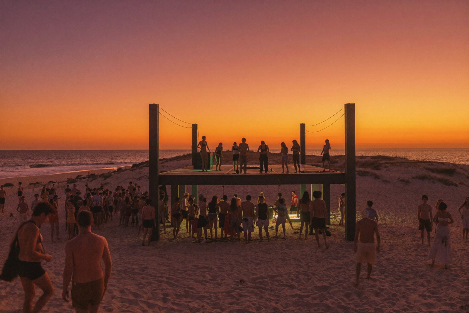 Festa ao pôr do sol na praia